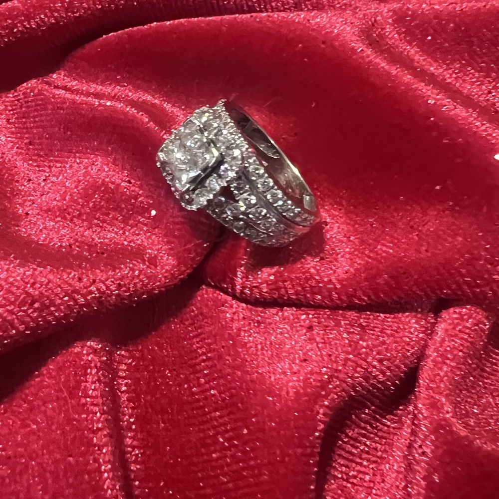 14 Karat Gold And Diammond Ring. 1 Karat Total Weight. Its Certified With Papers